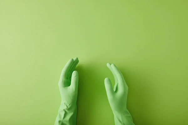 Visão Cortada Mãos Governanta Luvas Borracha Verde — Fotografia de Stock