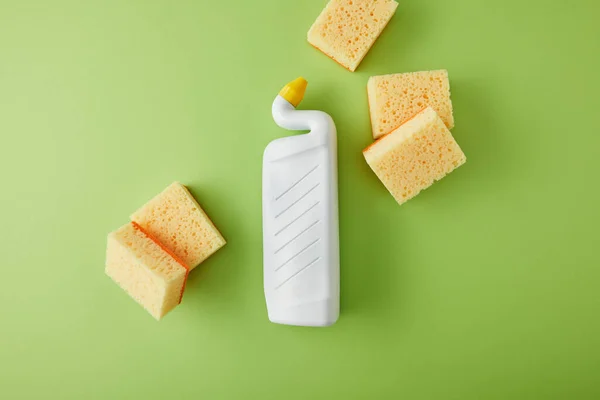 Vista Superior Esponjas Amarillas Botella Con Limpiador Inodoro Verde — Foto de Stock