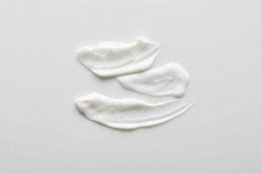 Grideki kozmetik krem fırça darbelerinin üst görünümü 