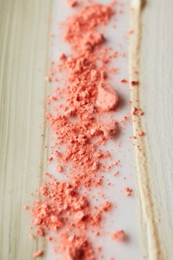 Kozmetik ve ton kreminin seçici odak noktası, pembe allık ile kil fırça darbeleri 