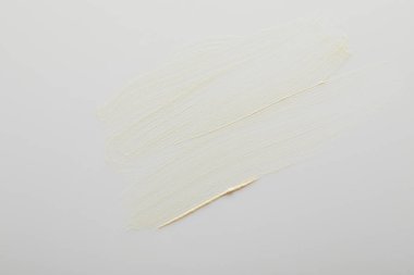 Gri arkaplanda ton kremi darbelerinin üst görünümü