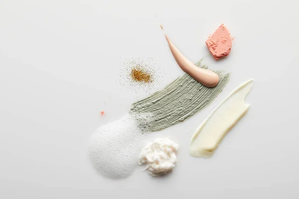 Bovenaanzicht Van Klei Cosmetische Toon Crème Penseelstreken Met Zeepschuim Blusher — Stockfoto
