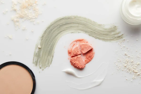 化粧品のクリームとブラシ付きの粘土筆で容器のトップビュー 灰色の背景に顔の粉と海塩 — ストック写真