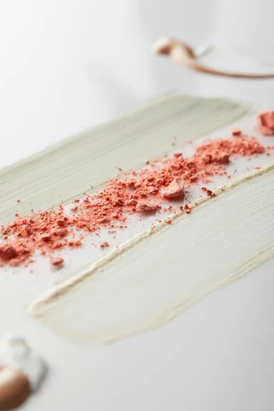 Foco Seletivo Creme Cosmético Tom Pinceladas Barro Com Blusher Rosa — Fotografia de Stock