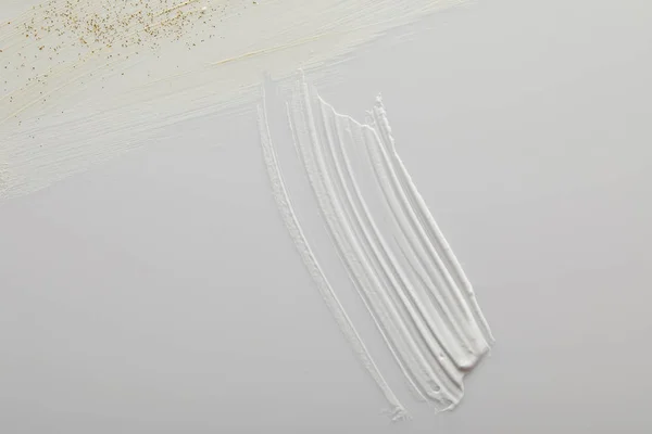 Vista Superior Tono Pinceladas Crema Cosmética Con Destellos Dorados Sobre — Foto de Stock