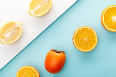 Mavi ve beyaz arkaplanda hurma olan turuncu ve limon bölümlerinin üst görünümü