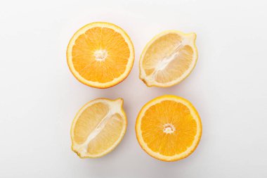 Beyaz arkaplanda turuncu ve limon bölümlerinin üst görünümü