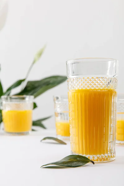 Foco Seletivo Vidro Smoothie Amarelo Delicioso Fresco Superfície Branca Perto — Fotografia de Stock