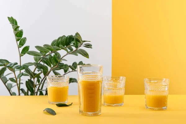 Glazen Verse Heerlijke Gele Smoothie Buurt Van Groene Plant — Stockfoto