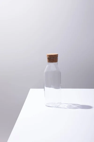 Lege Glazen Fles Met Kurk Wit Oppervlak Geïsoleerd Grijs — Stockfoto