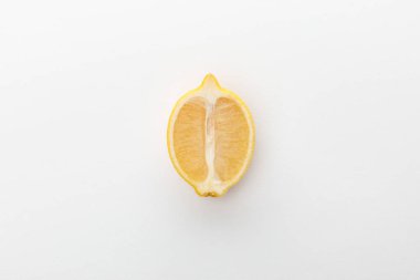 Beyaz arkaplanda limon yarısının üst görünümü