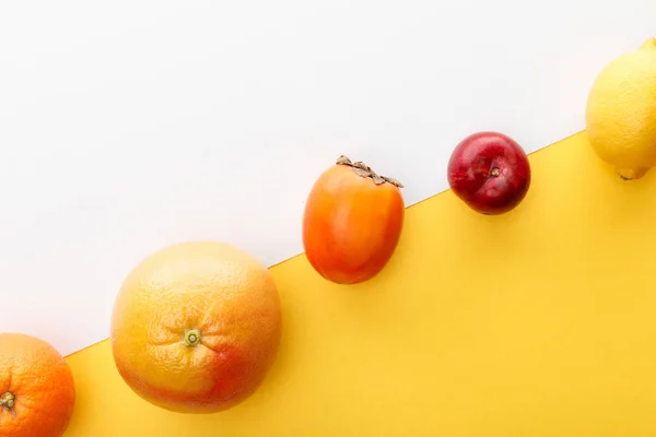 Вид Зверху Апельсин Грейпфрут Лимон Хурму Яблуко Жовтому Білому Тлі — стокове фото