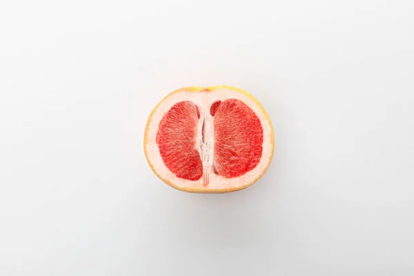 Top Kilátás Grapefruit Félig Fehér Háttér — Stock Fotó