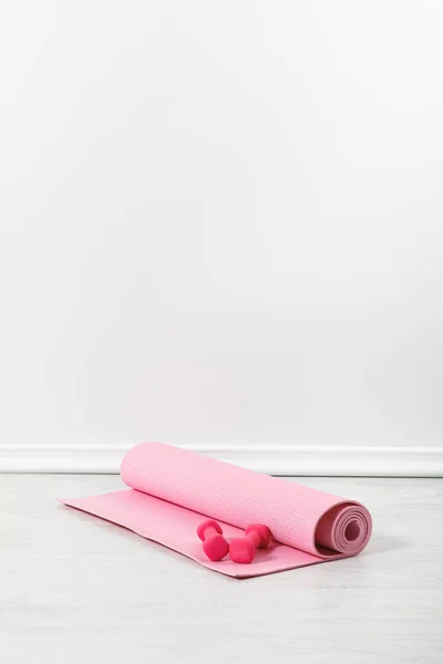 Rózsaszín Fitness Szőnyeg Súlyzók Padlón — Stock Fotó