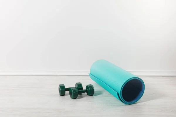 Fitness Mat Dumbbells Floor Home — Stock Photo, Image