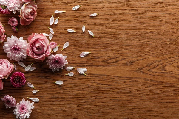 Top View Blooming Pink Spring Flowers Petals Wooden Background — Stock Photo, Image