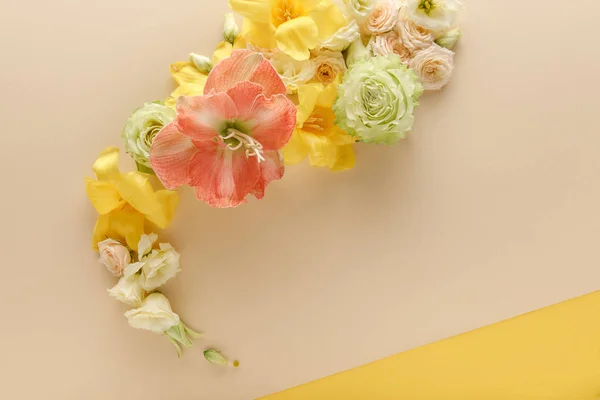 Vista Superior Buquê Floral Primavera Fundo Bege Amarelo — Fotografia de Stock