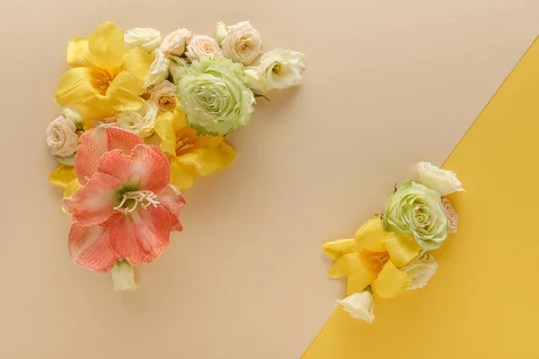 Vue Dessus Des Bouquets Floraux Printaniers Sur Fond Beige Jaune — Photo