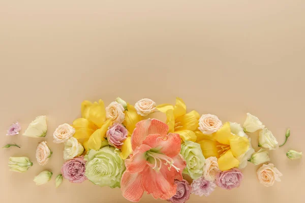 Blick Von Oben Auf Den Frühling Blumenstrauß Auf Beigem Hintergrund — Stockfoto