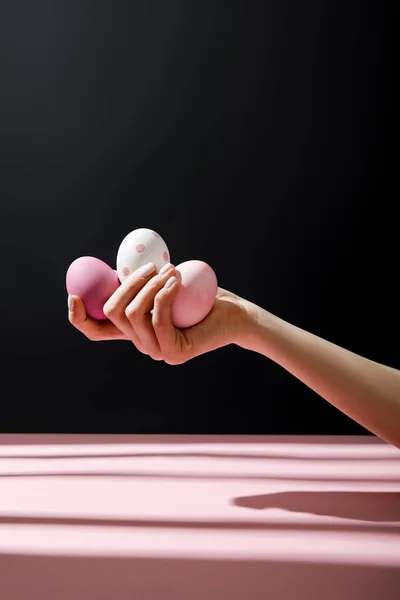 Обрізаний Вид Жінки Тримає Курячі Яйця Ізольовані Чорному Тлі — стокове фото