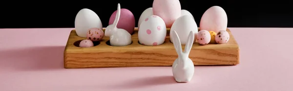 Conejitos Blancos Decorativos Huevos Pascua Sobre Tabla Madera Aislada Sobre — Foto de Stock