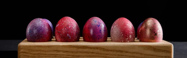 Uova Pasqua Colorate Tavola Legno Sfondo Nero Scatto Panoramico — Foto Stock