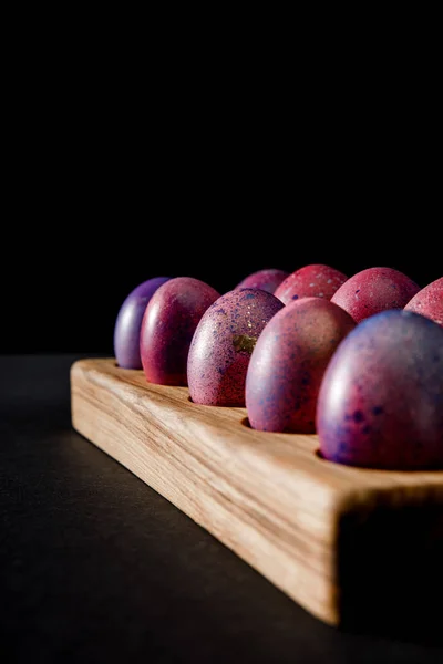 Selectieve Focus Van Paaseieren Houten Plank Grijze Zwarte Achtergrond — Stockfoto