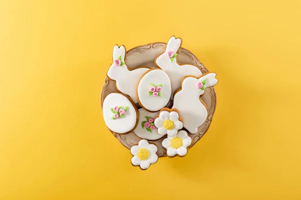Top View Bowl Tasty Easter Cookies Yellow Background — Stockfoto