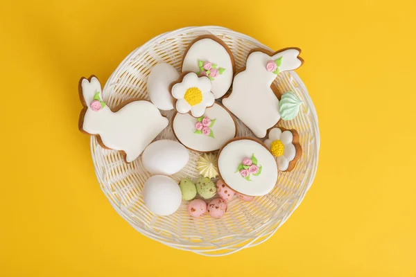 Vista Superior Tigela Com Deliciosos Biscoitos Páscoa Fundo Amarelo — Fotografia de Stock