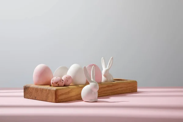 Пасхальные Яйца Деревянной Доске Декоративными Кроликами Розовом Сером — стоковое фото
