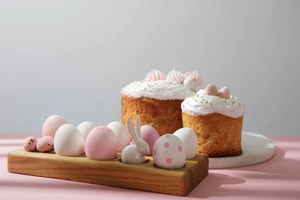 Huevos Pascua Sobre Tabla Madera Con Conejo Decorativo Cerca Pasteles —  Fotos de Stock