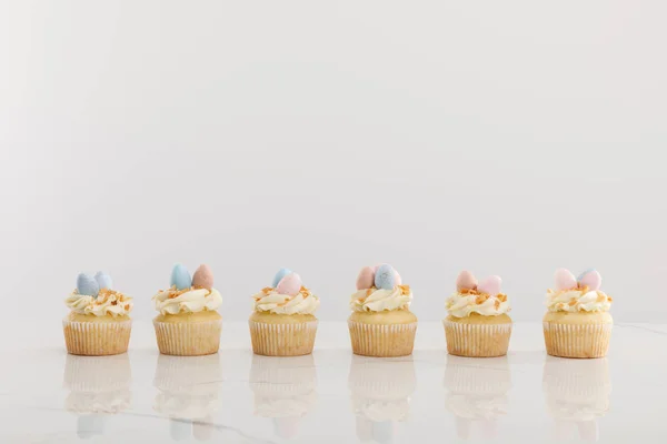 Délicieux Cupcakes Pâques Isolés Sur Gris — Photo