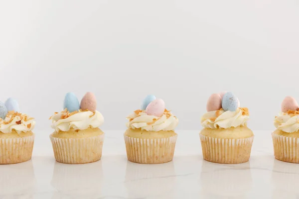 Gustosi Cupcake Pasquali Isolati Grigio — Foto Stock