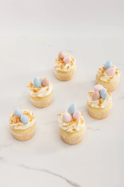 Deliciosos Cupcakes Páscoa Com Ovos Codorna Pintados Cima Fundo Branco — Fotografia de Stock
