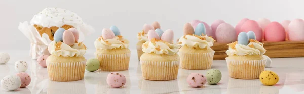 Pyszne Babeczki Kolorowymi Malowanymi Kurzymi Przepiórczymi Jajkami Pobliżu Wielkanocnego Tortu — Zdjęcie stockowe