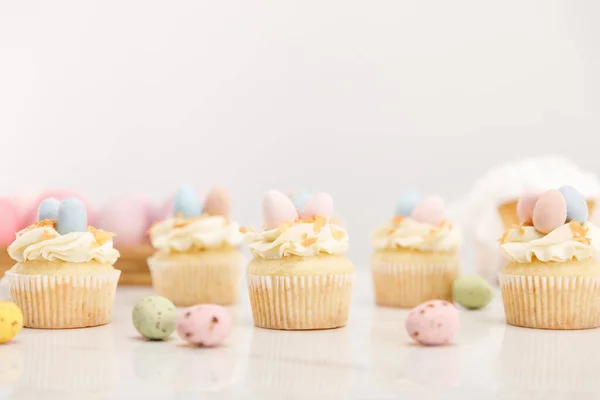 灰色の背景に描かれたウズラの卵とイースターカップケーキの選択的な焦点 — ストック写真