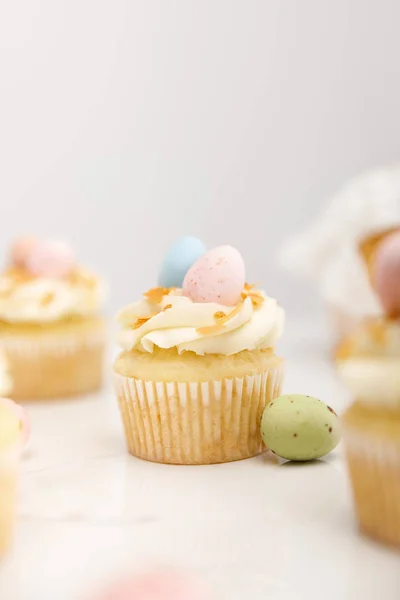 Selektivt Fokus Läckra Påsk Cupcakes Med Färgglada Vaktelägg Grå — Stockfoto