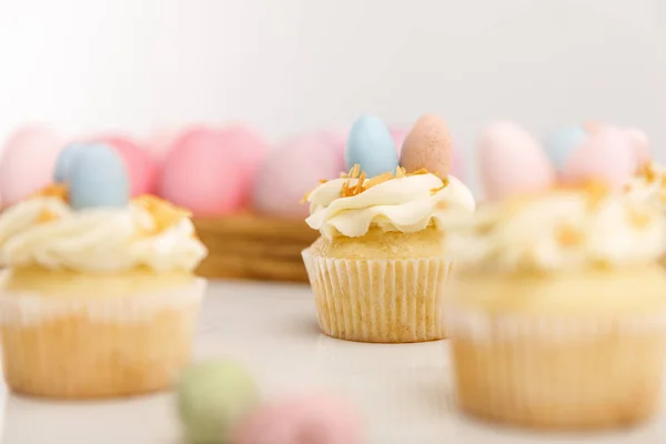 Selective Focus Delicious Cupcakes Easter Eggs Wooden Board Grey Background — Stock Photo, Image