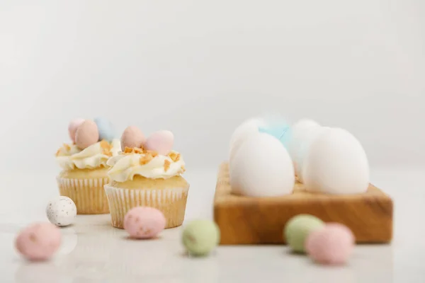 Enfoque Selectivo Huevos Coloridos Codorniz Pollo Tablero Madera Con Cupcakes — Foto de Stock