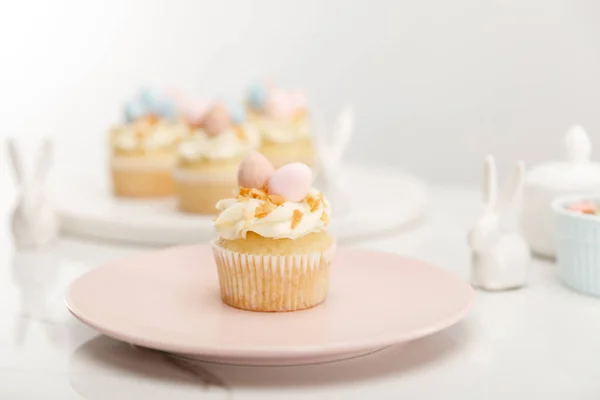 Selective Focus Cupcake Plate Decorative Bunnies Grey Background — Stock Photo, Image