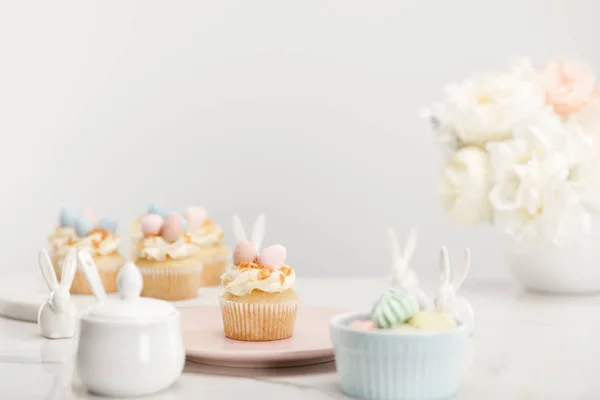 Enfoque Selectivo Cupcakes Conejitos Decorativos Azucarero Merengues Jarrón Con Flores — Foto de Stock