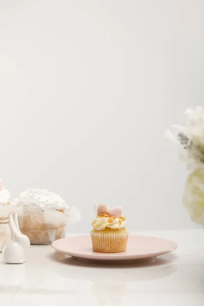 Muffin Szelektív Fókusza Tányérra Húsvéti Tortákra Dekoratív Nyulakra Szürkén Elszigetelt — Stock Fotó