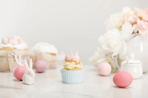 Selective Focus Cupcake Colorful Chicken Eggs Decorative Bunnies Vase Bouquet — Stock Photo, Image