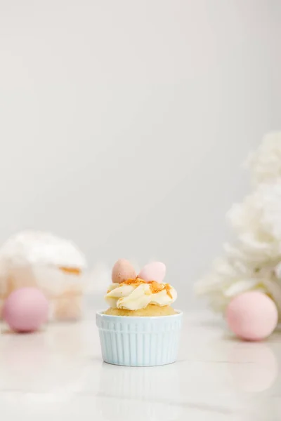 Concentration Sélective Cupcake Avec Des Œufs Pâques Sur Fond Gris — Photo