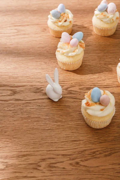 Cupcakes Con Conejo Decorativo Sobre Fondo Madera — Foto de Stock