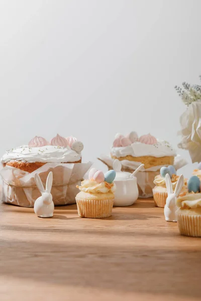 Selective Focus Cupcakes Decorative Bunnies Sugar Bowl Easter Cakes Flowers — Stock Photo, Image