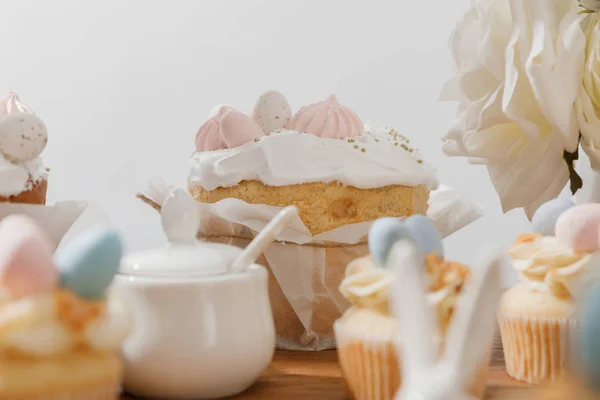 Foco Seletivo Cupcakes Açucareiro Pão Páscoa Flores Isoladas Cinza — Fotografia de Stock