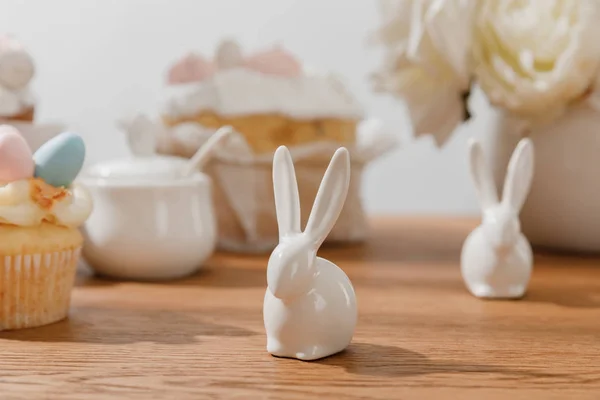 Selective Focus Decorative Bunnies Cupcake Sugar Bowl Flowers Wooden Background — Stock Photo, Image