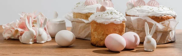 Decorative Bunnies Chicken Eggs Sugar Bowl Easter Cakes Petals Isolated — Stockfoto