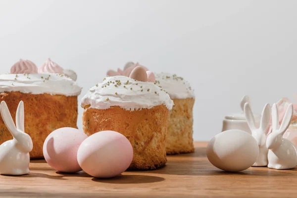 Conejitos Decorativos Huevos Pollo Tazón Azúcar Pasteles Pascua Aislados Gris —  Fotos de Stock
